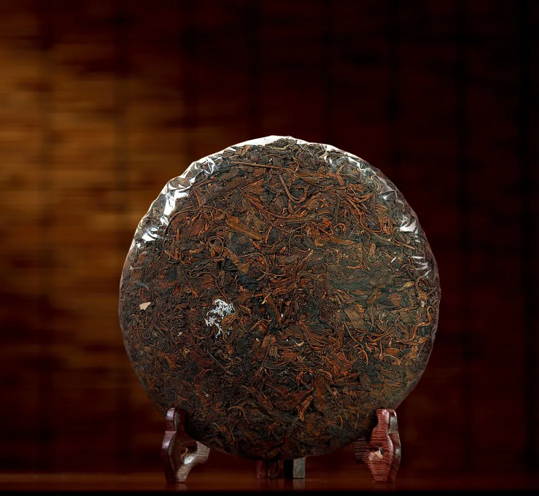 普洱茶业界公敌还是行业先驱？一文揭秘普洱茶中毁誉参半的港仓