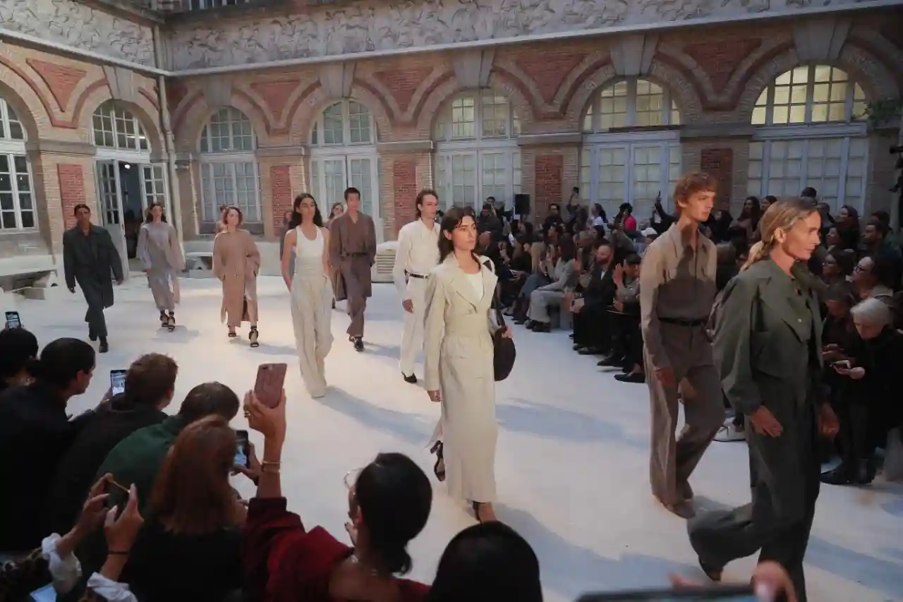 Jacquemus又开新餐厅，Lemaire的秀场妆容也太高级了！「每周时报」