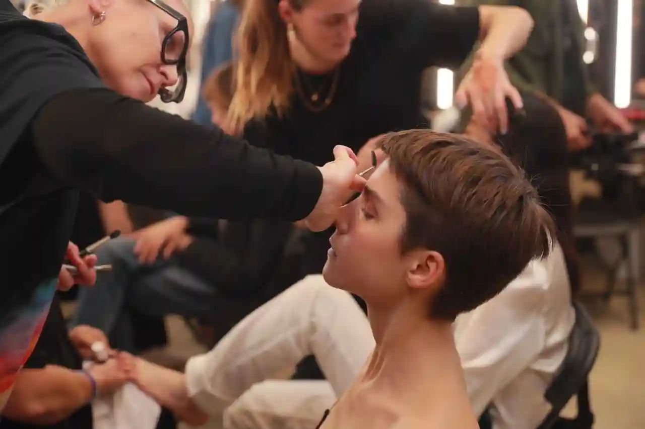 Jacquemus又开新餐厅，Lemaire的秀场妆容也太高级了！「每周时报」