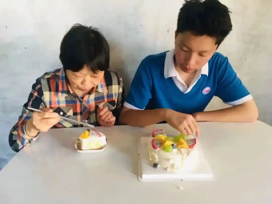 藏在蛋糕里的教育！松江这所学校为学生过集体生日