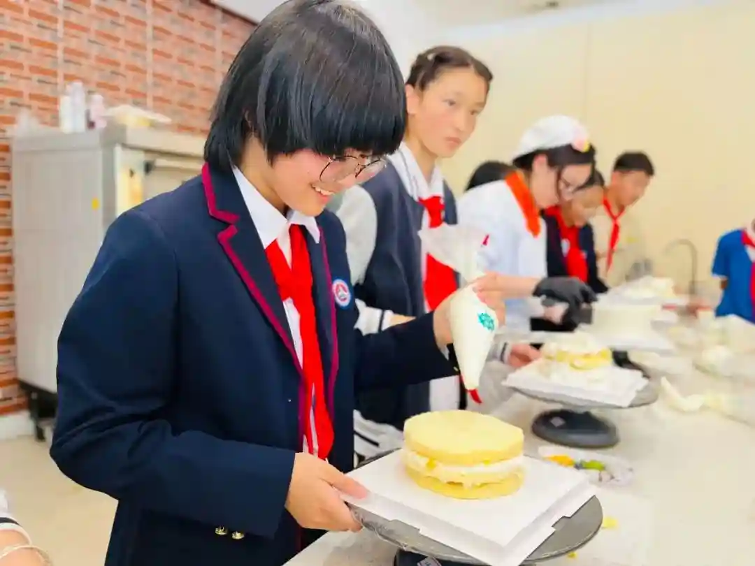 藏在蛋糕里的教育！松江这所学校为学生过集体生日