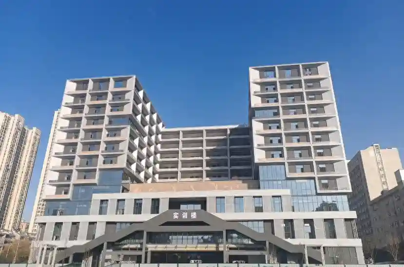 武汉财贸学校一期正式交付使用