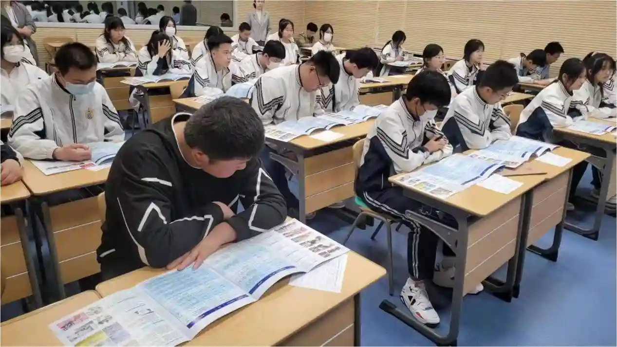 沈阳市铁西区“职教大篷车”开进10所中学