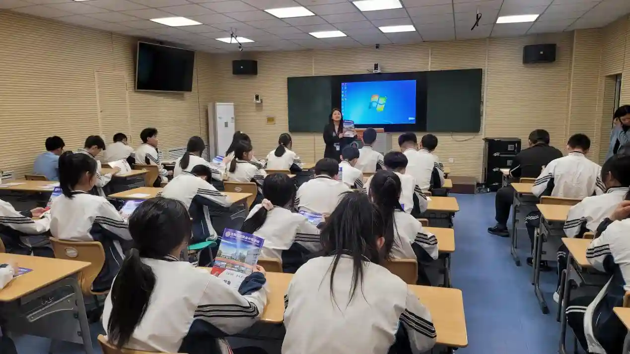 沈阳市铁西区“职教大篷车”开进10所中学