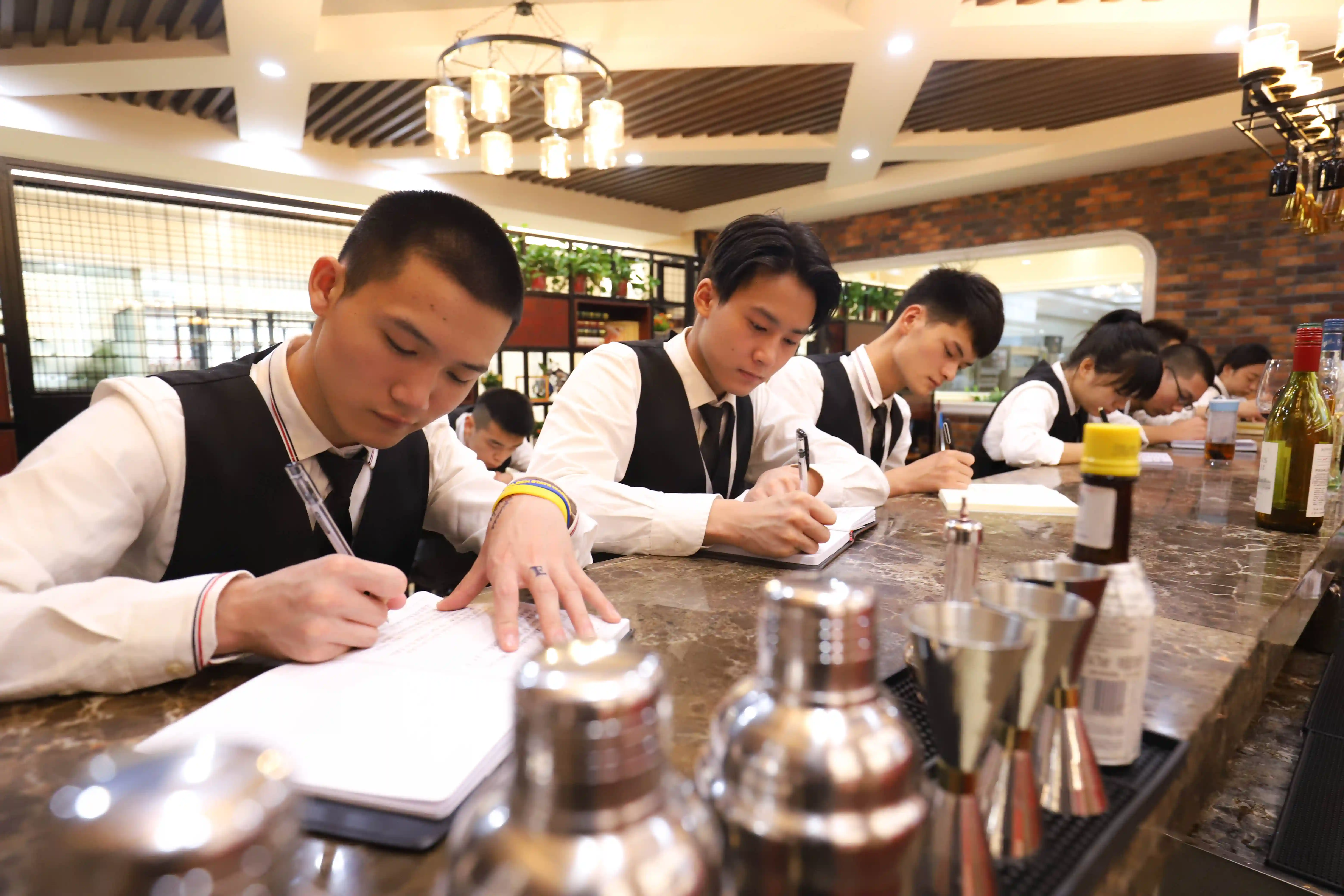 走近欧米奇学员刘文龙：00后帅气小伙儿的调酒师梦想