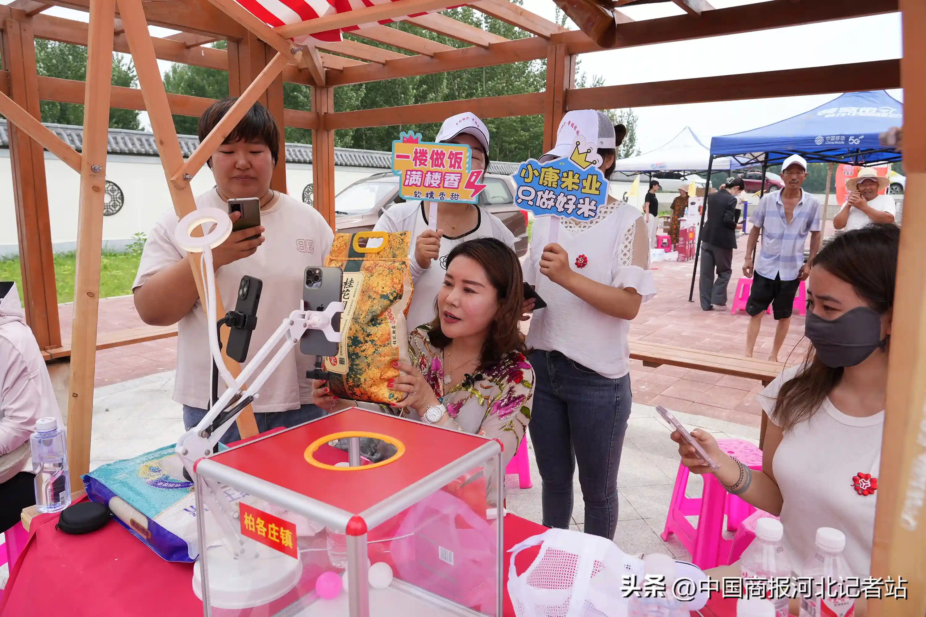 河北滦南：巾帼助农电商直播赶大集