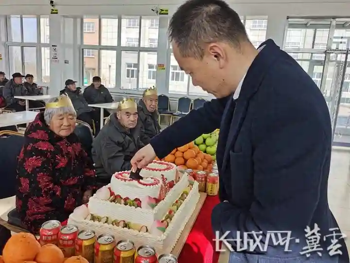 河北滦南：独特生日会 情暖老人心