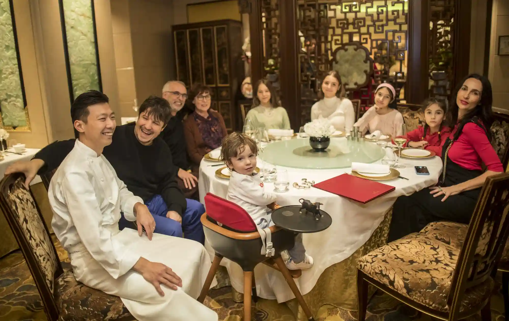 巴黎这家顶级餐厅的后厨全讲粤语，背后有怎样的故事？