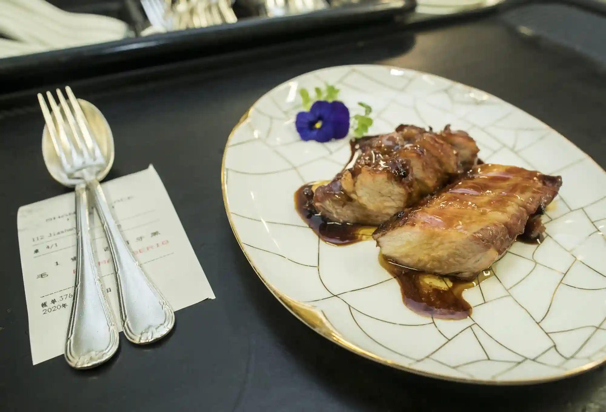 巴黎这家顶级餐厅的后厨全讲粤语，背后有怎样的故事？