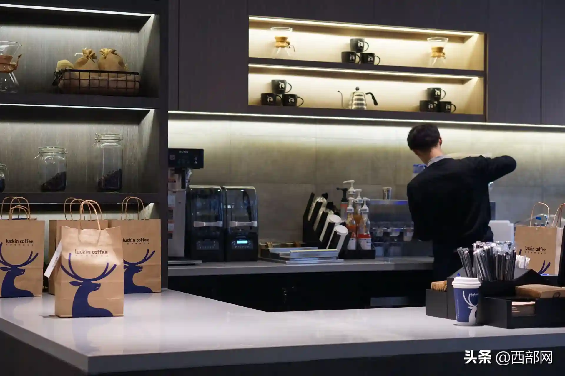 享受年前片刻悠闲，luckin coffee西安首家悠享店开业