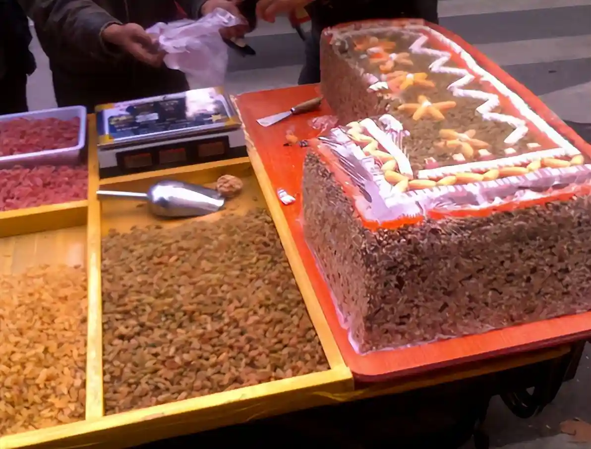 没生意还全国乱窜，遭大众抵制的“新疆切糕”，究竟有啥猫腻？