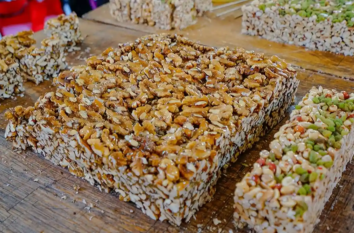 没生意还全国乱窜，遭大众抵制的“新疆切糕”，究竟有啥猫腻？