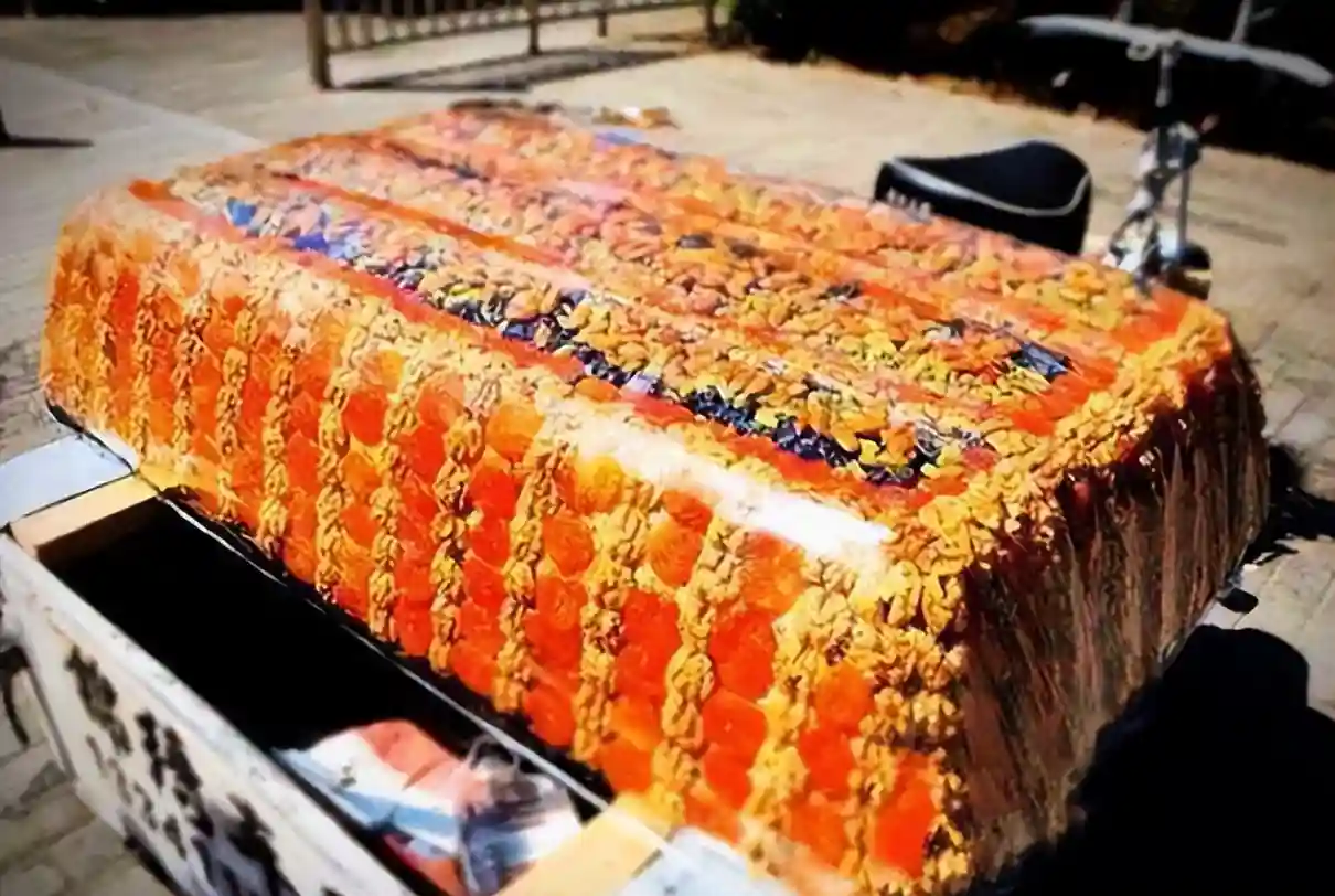 没生意还全国乱窜，遭大众抵制的“新疆切糕”，究竟有啥猫腻？