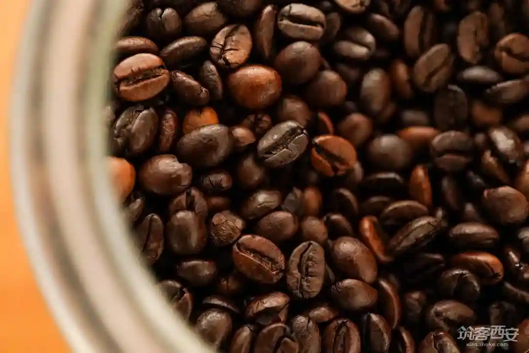 50㎡老小区改造甜品店｜温柔治愈，开启时代“甜蜜魔盒”