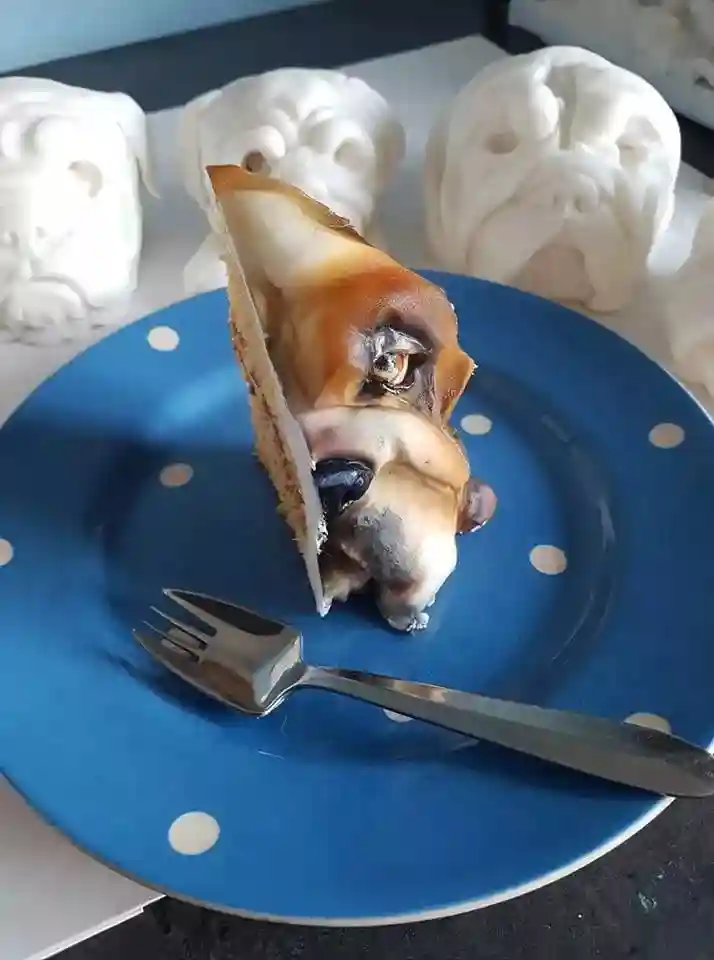 蛋糕做得太逼真，她下刀的一刻，网友们：你这是在虐待动物啊！