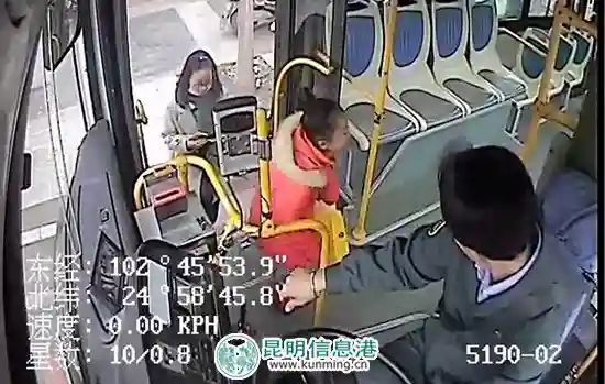 小女孩坐过站不知所措 昆明公交三十八队帮其回家