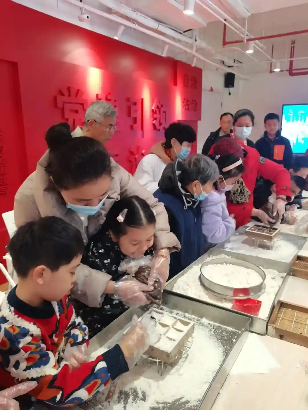 亲自动手做“年味”！他们在这里步步“糕”升丨 爱申活 暖心春