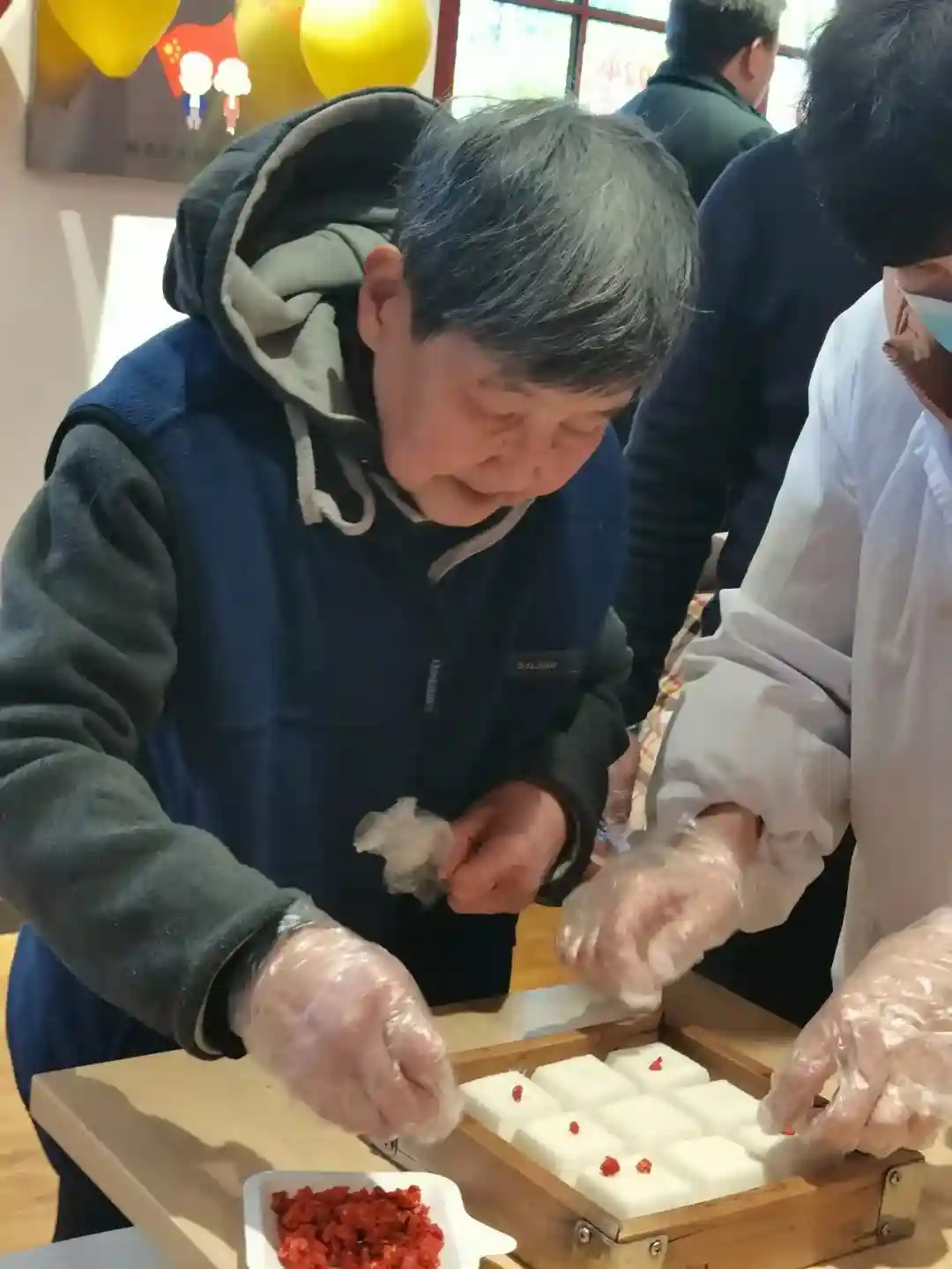 亲自动手做“年味”！他们在这里步步“糕”升丨 爱申活 暖心春